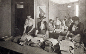 Donne preparano le razioni militari WW1