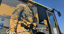 Il poeta soldato Ungaretti sale a bordo dell’autobus